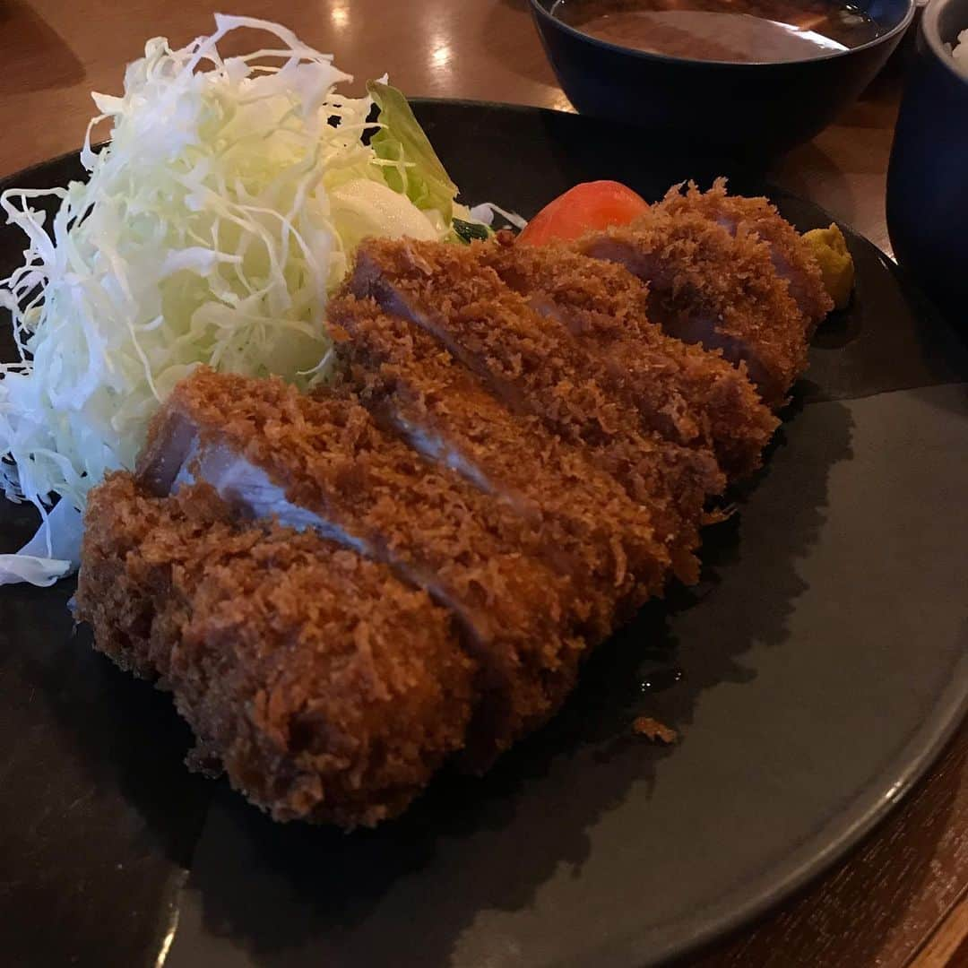 青木真也さんのインスタグラム写真 - (青木真也Instagram)「とんかつ。なかなか食べないけれど久しぶりに。高校柔道部の一学年下の方のお家で懐かしい味。#とんかつ #静岡 ＃赤出汁 #shizuoka」7月26日 0時43分 - shinya050983