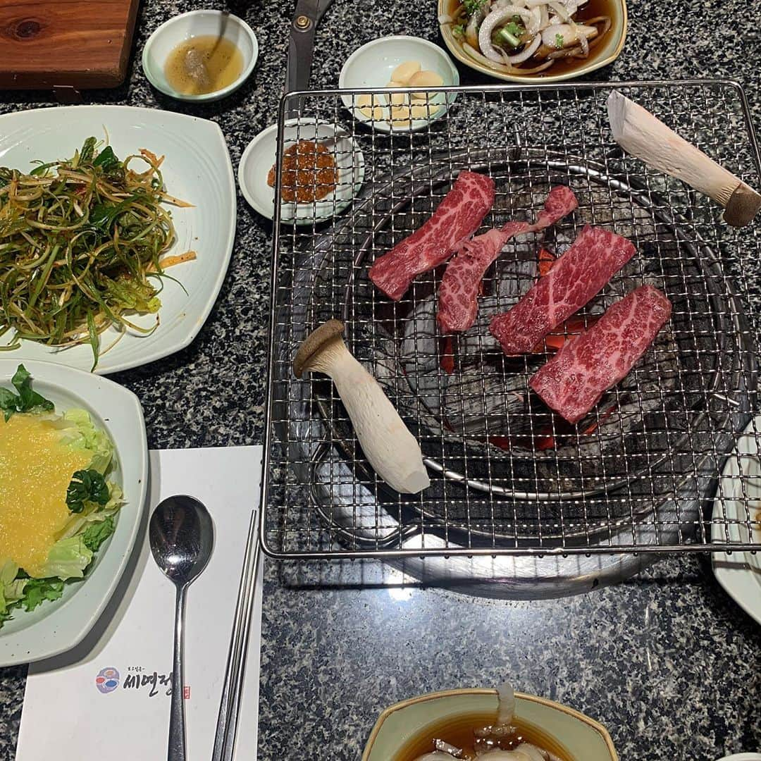 ナム・スミンさんのインスタグラム写真 - (ナム・スミンInstagram)「오늘도 입에서 녹는 세연정,,,,🥩 우주가 또 고기 줄 세워줬다ㅋㅋㅋㅋㅋㅋㅋㅋㅋㅋㅋㅋㅋㅋㅋㅋㅋㅋㅋㅋㅋㅋ 나 소고기 먹으러 간다는 스토리 보고 포장하다 말고 쳐다보던 직원들😲 때문에 월욜 회식은 소고기롴ㅋㅋㅋㅋㅋㅋㅋㅋㅋㅋㅋ - #붙임머리#크레이지드레드 #세연정 #동래세연정 #가야세연정 #갈비살 #고기스타그램 #먹스타그램 #동래맛집 #양념구이 #가야맛집 #고기스타그램」7月26日 0時35分 - suminzz