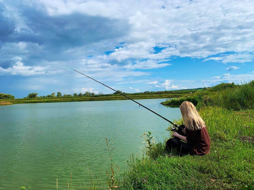 ALINA AKULAのインスタグラム：「Поймала только огромную жабу. В другой раз более тщательно буду выбирать место для рыбалки ))」