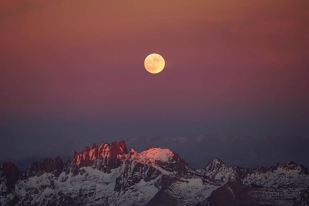 NikonUSAさんのインスタグラム写真 - (NikonUSAInstagram)「#NikonNoFilter full moon shot from photographer @jassensf: “Remember the Supermoon – November 2016? Here it is rising over the Minarets, Sierra Nevada Mountains. Distance from Earth on that day: 356,509 km. Looking into the future, the next time a full moon will come closer than that will be on November 25, 2034: 356,446 km. Please note that the usual distance to the moon is 384,400 km.” 📸: #Nikon #D810 with the AF-S #NIKKOR 70-200mm f/2.8G ED VR II Want to see your photos featured here? Keep tagging #NikonNoFilter so we can see your stunning photography! #landscapephotography #fullmoon #minarets #mountains #supermoon」7月26日 0時45分 - nikonusa