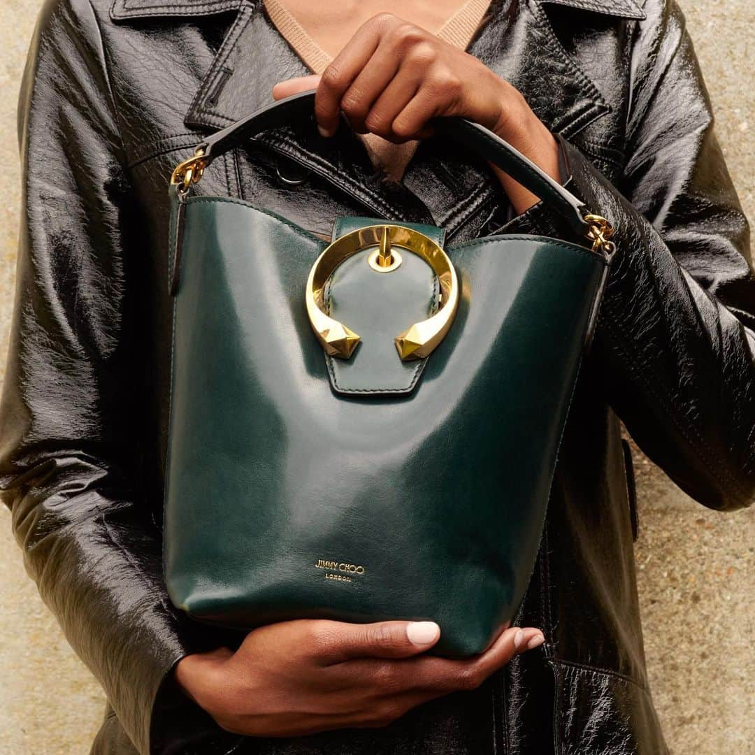 Jimmy Chooさんのインスタグラム写真 - (Jimmy ChooInstagram)「Our MADELINE bucket bag gets an Autumn Winter update in green leather #JimmyChoo」7月26日 1時00分 - jimmychoo