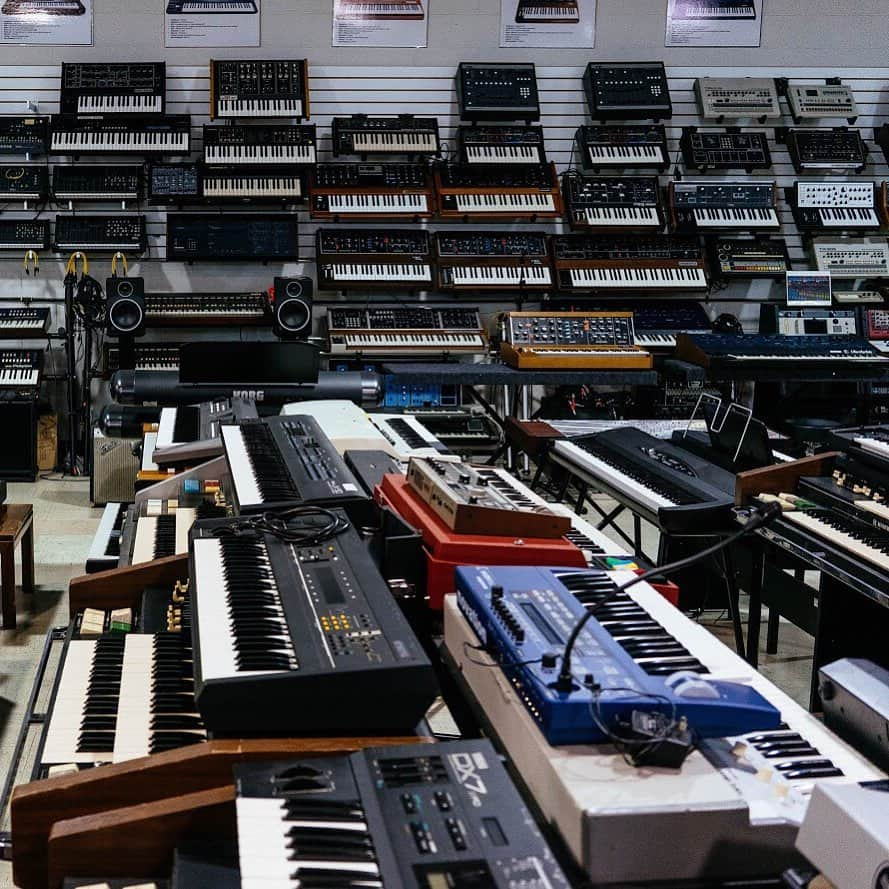 Red Bull Music Academyのインスタグラム：「Where to start? 🎹👀 ⠀⠀⠀⠀⠀⠀⠀⠀⠀ Ask a synthesizer connoisseur where the best shops are in the northeast United States and chances are they’ll point you to a dead-end street just off the highway in Hawthorne, New Jersey, about a 40-minute drive from downtown Manhattan. That’s where you’ll find @threewavemusic. ⠀⠀⠀⠀⠀⠀⠀⠀⠀ 📷: @caryshuws ⠀⠀⠀⠀⠀⠀⠀⠀⠀ #Synthesizer #DrumMachine #ThreeWaveMusic #SynthPorn #RBMA」