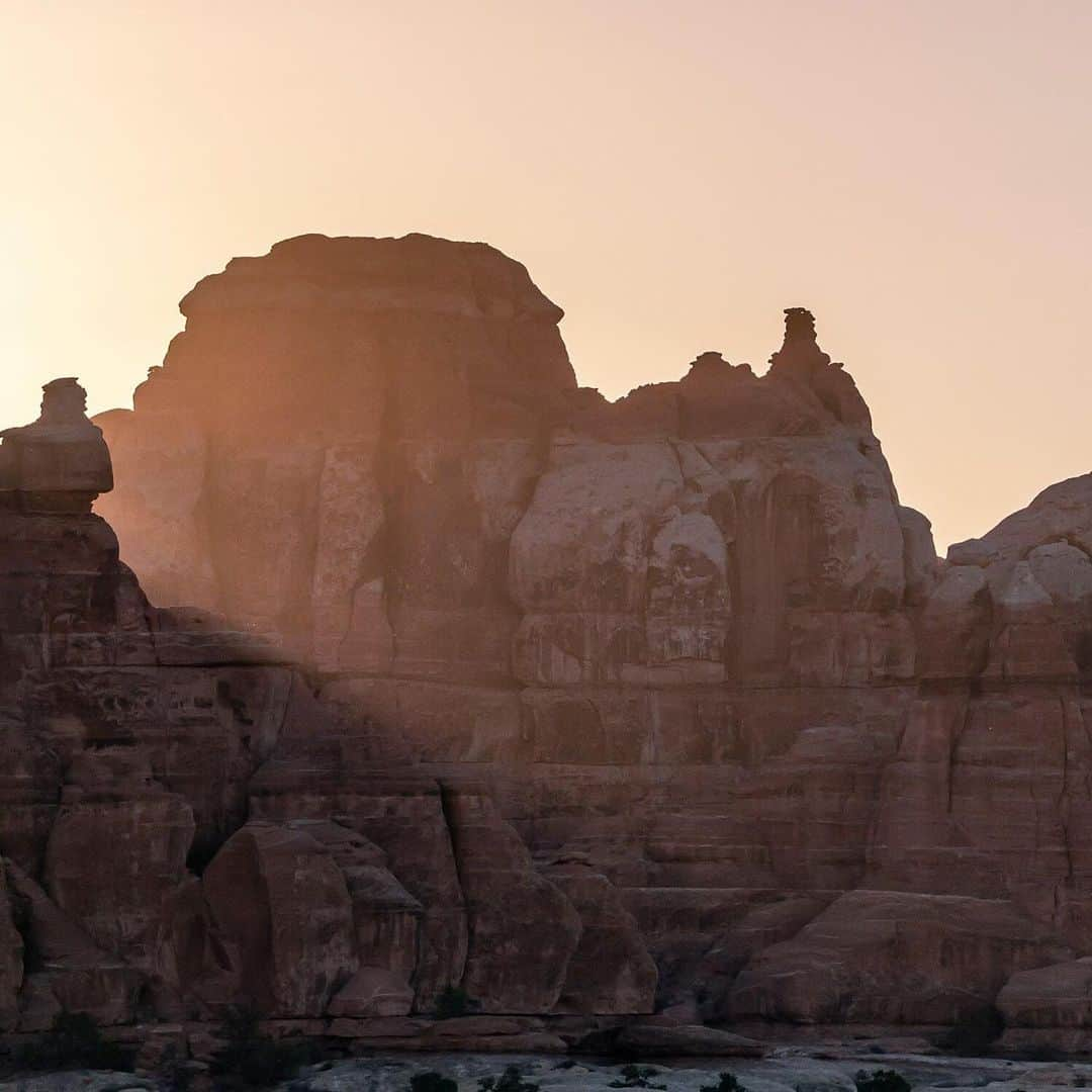 National Geographic Travelさんのインスタグラム写真 - (National Geographic TravelInstagram)「Photo by @BabakTafreshi | Swipe left for this panoramic view of sunset above rock formations in Canyonlands National Park, Utah. #nationalparks #canyonlands #utah #panorama」7月26日 1時02分 - natgeotravel