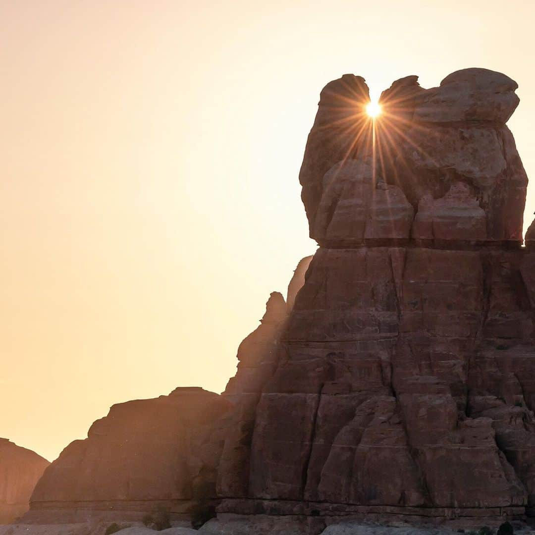 National Geographic Travelさんのインスタグラム写真 - (National Geographic TravelInstagram)「Photo by @BabakTafreshi | Swipe left for this panoramic view of sunset above rock formations in Canyonlands National Park, Utah. #nationalparks #canyonlands #utah #panorama」7月26日 1時02分 - natgeotravel