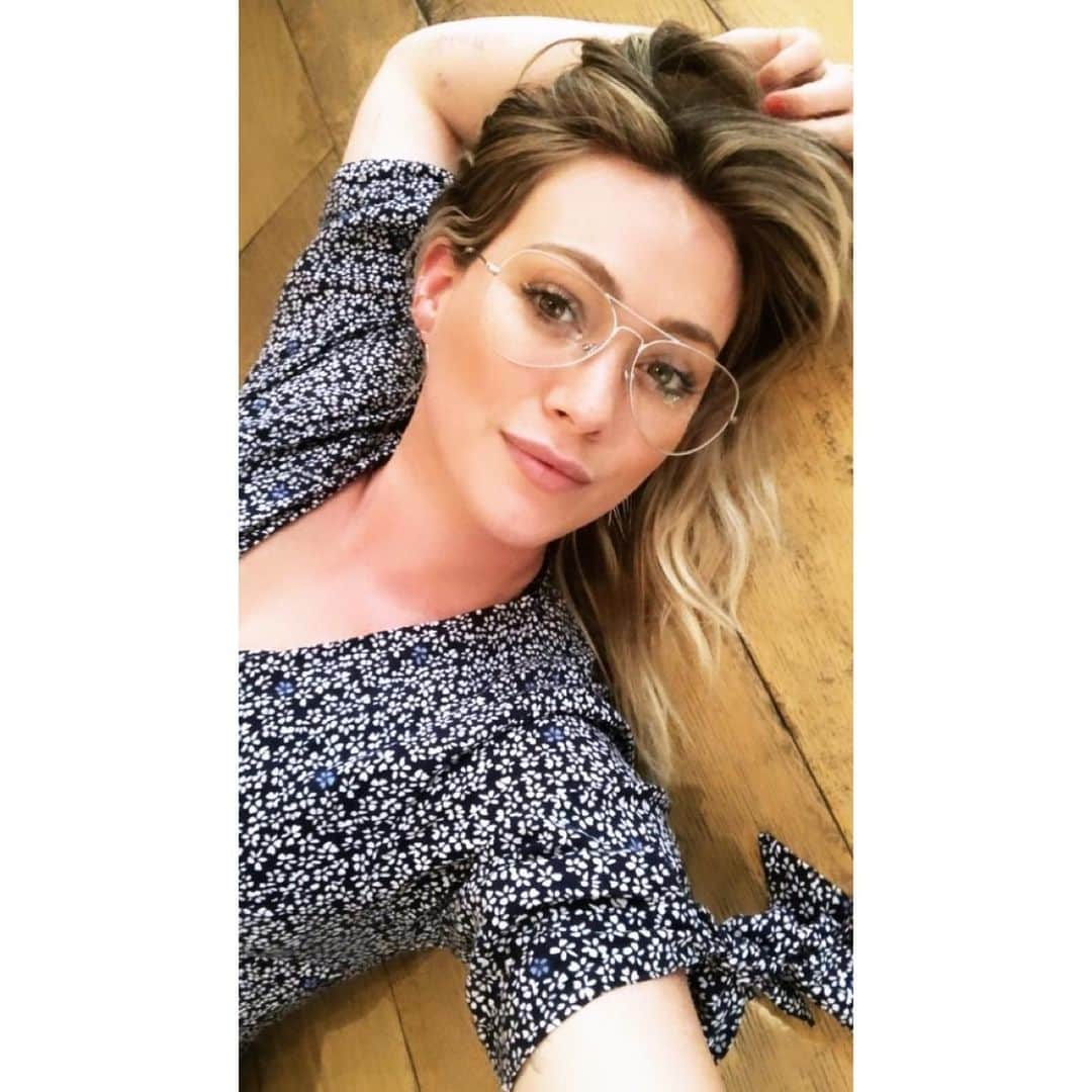 ヒラリー・ダフさんのインスタグラム写真 - (ヒラリー・ダフInstagram)「Sometimes you just need a moment to yourself… @glassesusa #MusexHilaryDuff 👓 – JOAN  Link in bio  #GlassesUSAPartner」7月26日 1時06分 - hilaryduff