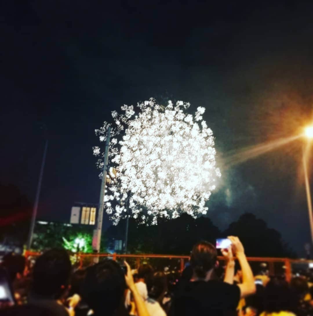のインスタグラム：「遠巻きから、 チラっと花火見られたらな🎆  って思ってたのに、 気がついたら流れに巻き込まれ、 渦中にいました。 びっくりした、、、 人混み！祭り！夏！  #天神祭 #打ち上げ花火 #花火 #暑かった #夏だね🌴」
