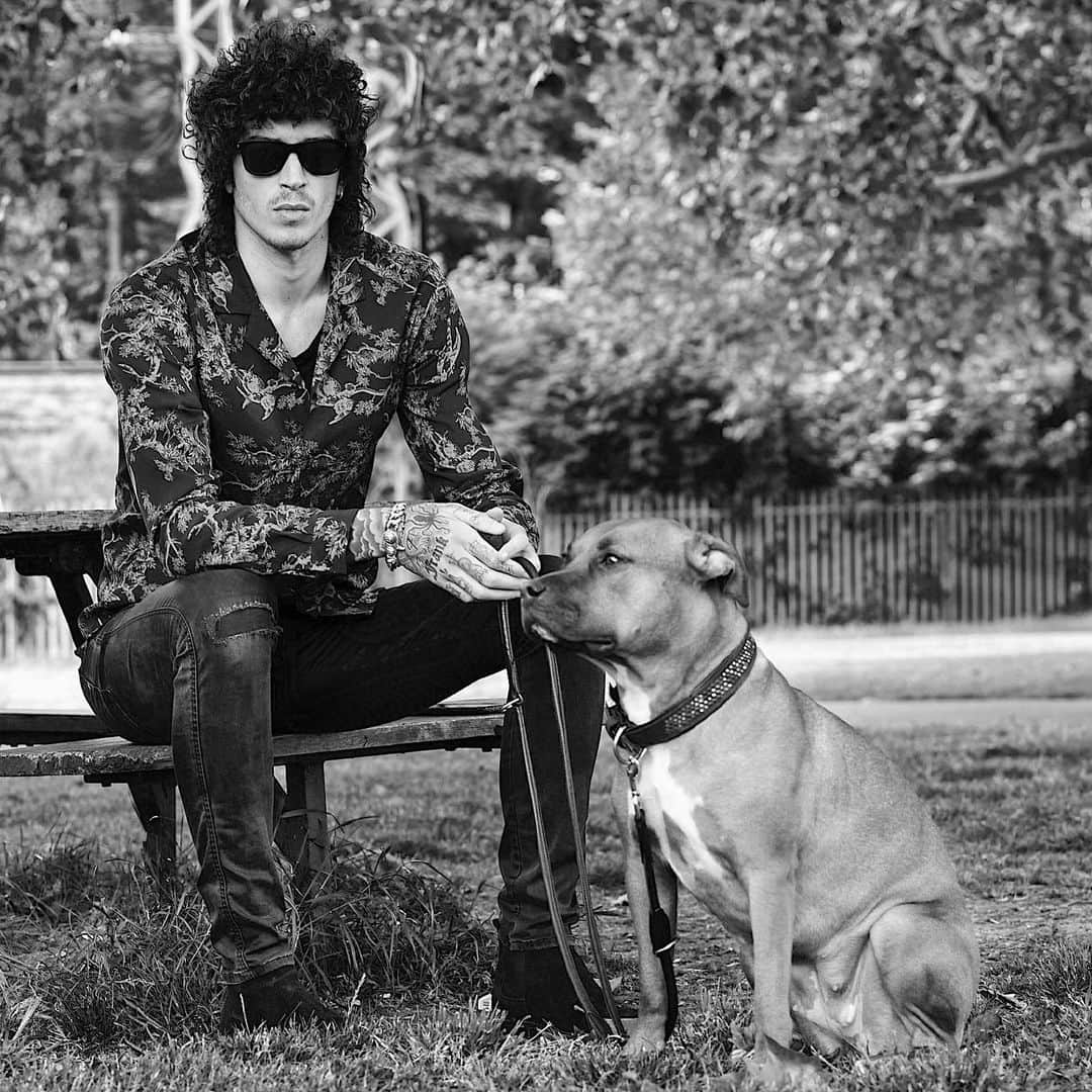 ジュリアン・ペレッタのインスタグラム：「dogs are the single greatest thing to have ever happened to this world.  @houseofsolomag」