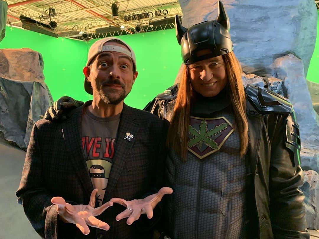 ケヴィン・スミスのインスタグラム：「BLUNTMAN FOREVER! The trailer for @jayandsilentbob Reboot (link in my bio) has been out for a week, so folks now know we were lucky enough to score the legendary @valkilmerofficial as the real star of our fake movie-within-a-movie, #bluntmanVchronic! That’s right: Batman plays Bluntman and Supergirl @melissabenoist plays Chronic in the rebooted movie that #jayandsilentbob are trying to stop! As a lifelong #realgenius fan who stole parts of his personality from Val’s Chris Knight character, this was a bit of dream casting for me - and it came together very organically. I got a text from Val’s producer, inviting me to Val’s #citizentwain show when it was in the #nola area. He also gave me Val’s email and encouraged me to reach out. So we became Pen Pals, during which time he told me he’d already shot his stuff on @topgunmovie. So I hit Val up about coming to play with us on Reboot while he was in town. Val wrote “I don’t know if you’ve heard, but my voice isn’t quite back yet. Perhaps I can play some poor cousin to Silent Bob?” I wrote back “I think I’ve got the *perfect* cameo for you, if you’re cool with it.” And thus, Bluntman began! We only did it for a day, but working with the genius who gave us Doc Holliday in the #tombstonemovie and resurrected Jim Morrison in #thedoorsmovie was a highlight of my 25 year career. Val was crushing on film while I was still just a member of the audience. And he wasn’t just a movie star, he was always one of our best, most committed actors. So years after I watched him in the #willowmovie, #madmartigan - the greatest swordsman who ever lived - lent us his iconic star power AND his winning smile as our rebooted Bluntman! He’s Ice Man, Batman, Bluntman and just a flat-out good man! See #JayAndSilentBobReboot *with* me and @jaymewes on our #rebootroadshow Tour, or peep the flick October 15th and 17th during @fathomevents Sneak Preview Screenings at a theater near you! #KevinSmith #valkilmer #sabanfilms #viewaskew #bluntcave #topgun2」