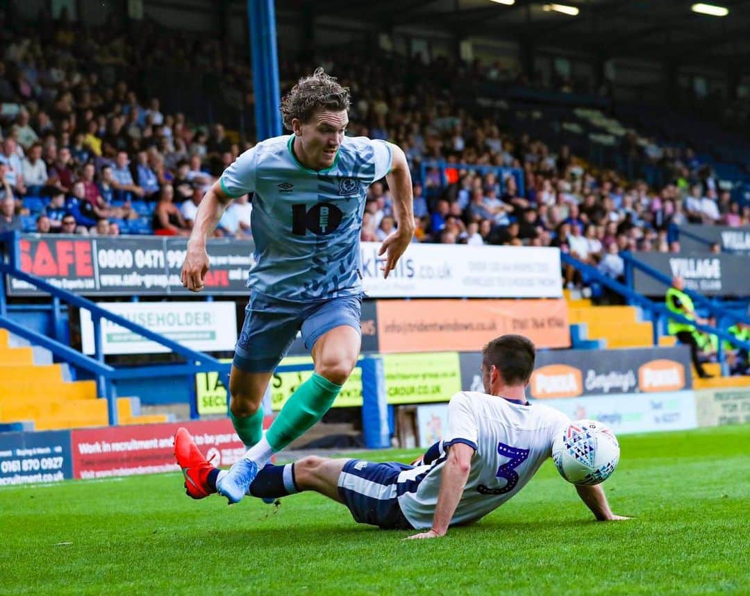 サム・ギャラガーのインスタグラム：「Nice to be back out there in a @rovers shirt last night. Away kit is looking👌🏼」