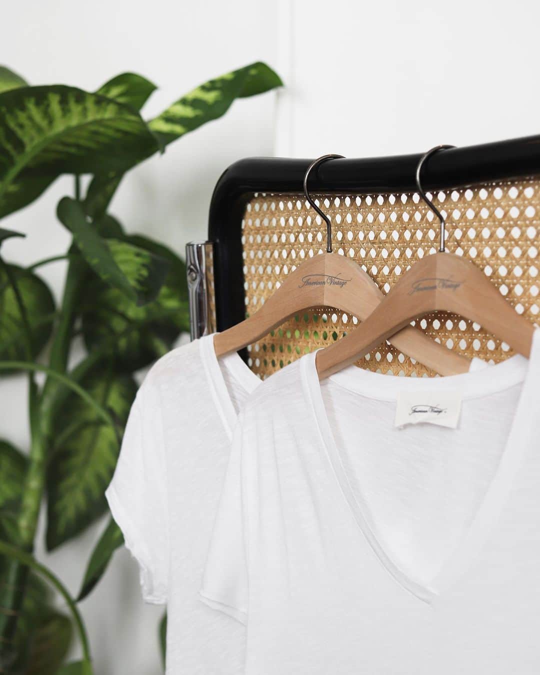 アメリカンビンテージのインスタグラム：「Perfect white tee ⚪️ #americanvintage #iconic #musthave #basic #womenswear #white #teeshirt」