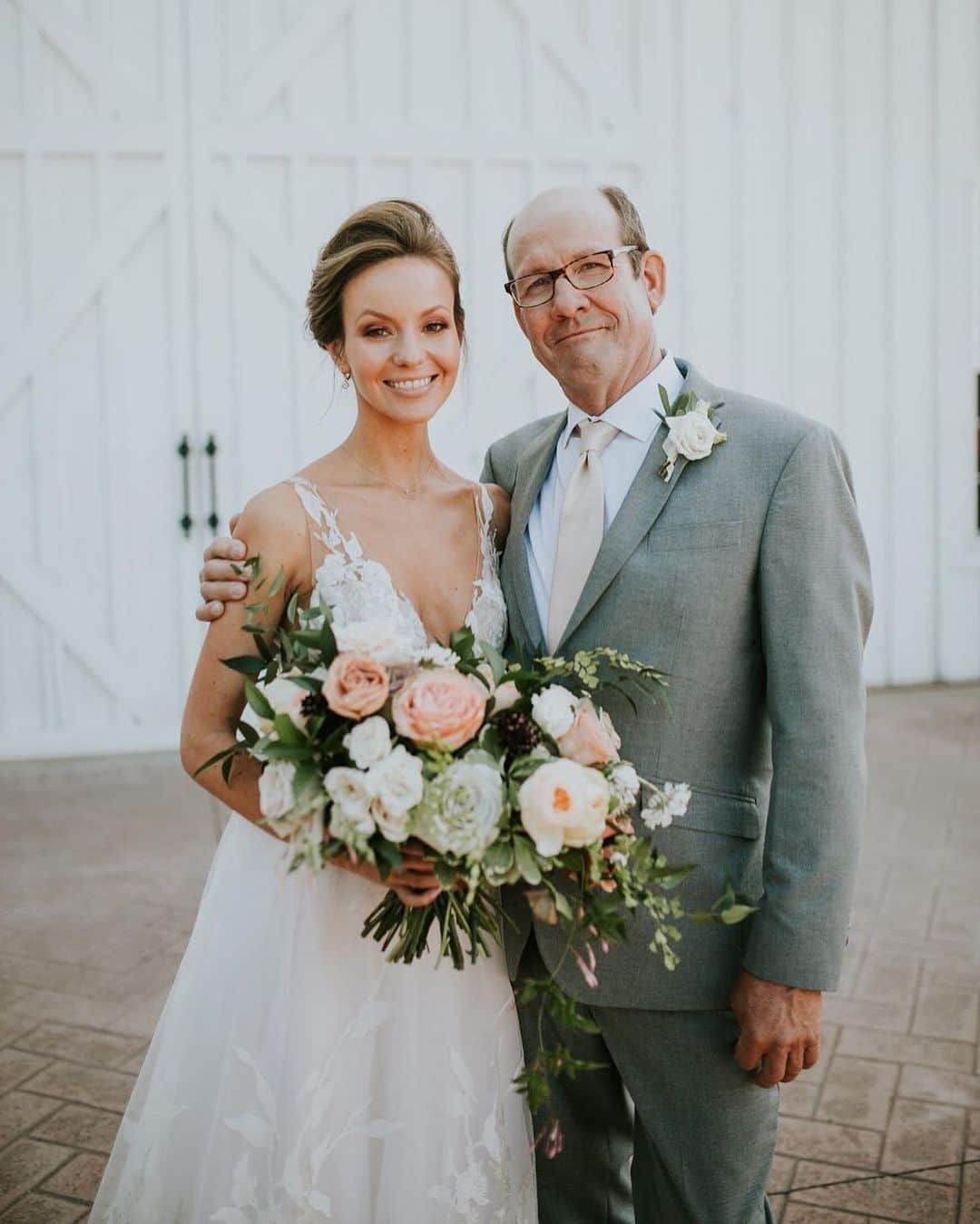 サマンサ・ドロークのインスタグラム：「My daddy turns 60 today! Man this is a big one. I’m so grateful for his life and the dad, husband and grandpa he is. Our family is so lucky to have him in our lives ❤️ Happy Birthday daddy! 🎉 60 looks good on ya!」
