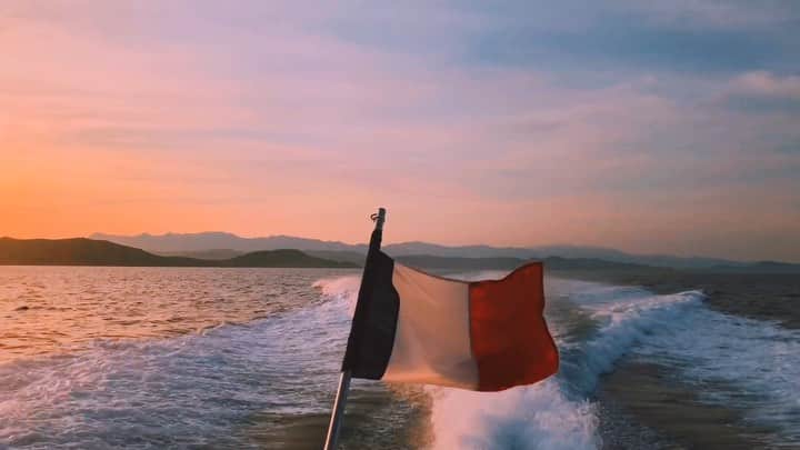 カロリーヌ・ド・メグレのインスタグラム：「🇫🇷☀️🌡 🎶 Hot in Herre @nelly #OneSongADayCDM」
