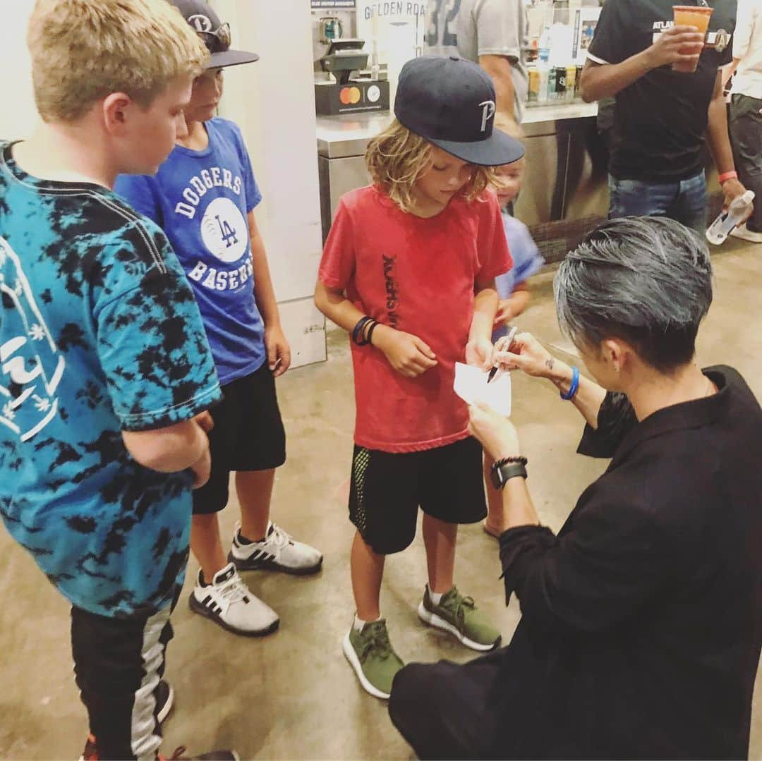 雅-MIYAVI-さんのインスタグラム写真 - (雅-MIYAVI-Instagram)「Seems like I’ve got new fans ✌🏻✌🏻😃✨ @dodgers」7月26日 1時26分 - miyavi_ishihara