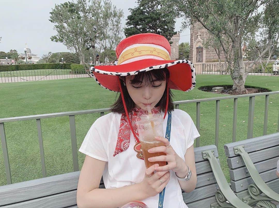 前田亜美のインスタグラム：「. . トイストーリー4はみんな見ましたかー？？∠︎(　˙-˙ )/私は公開初日にみて、また見に行くよ笑. . . やっぱりトイストーリーの世界が好きだしstoryがほんとにいいの。何度見ても感動しちゃう。なので、この時期は#ジェシー コーデしてみました🌼🌼🌼. . . ★. . 新作のでっかいタピオカ。 #ディズニーコーデ #ジェシーコーデ #トイストーリー #トイストーリー4 #ウッディー #バズライトイヤー」