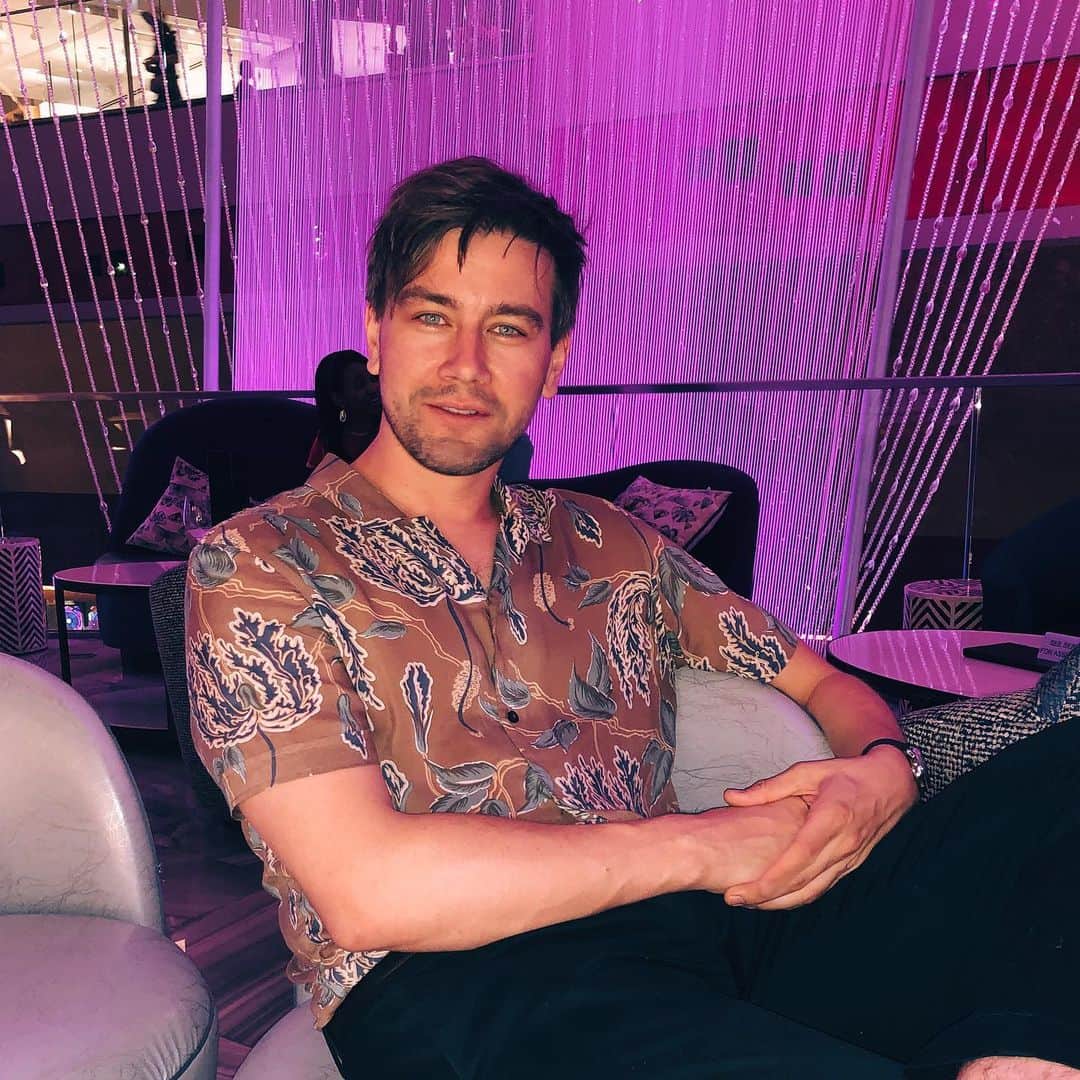 トーランス・クームスのインスタグラム：「I want to sit in a chandelier. IN A CHANDELIHEEEEEEEHEEEERE.」