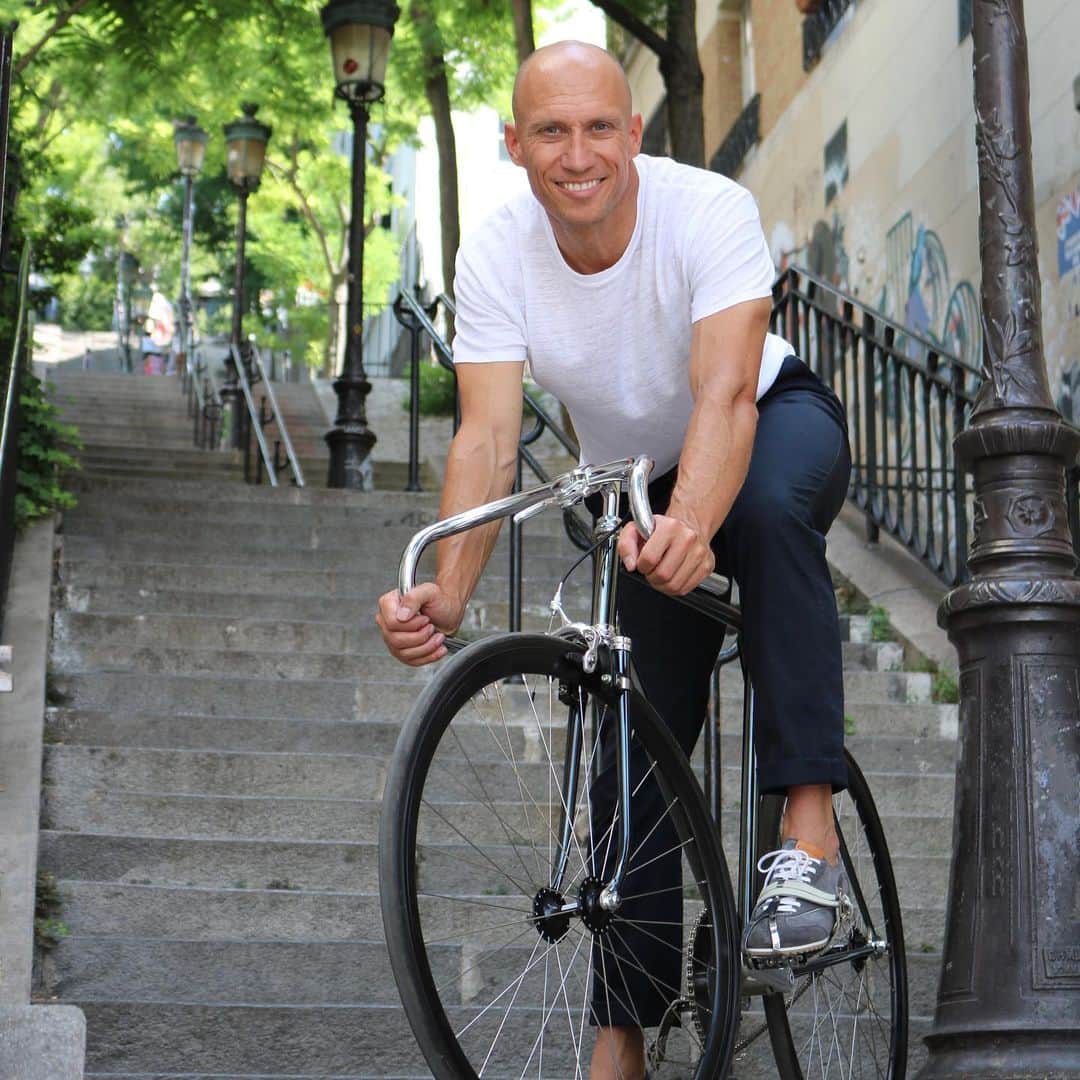 コルテさんのインスタグラム写真 - (コルテInstagram)「For a ride across Paris wearing the Eddy sneakers, we turned to a friend and triple Olympic gold medalist Florian Rousseau. His smile says it all! @florianrousseau_oly 🥇🚴‍♂️ • • #Corthay #Paris #SS19 #Eddy #Sneakers #Bike #OlympicChampion #TheFinestShoes  #LaCouleurCestCorthay」7月26日 1時30分 - maison_corthay