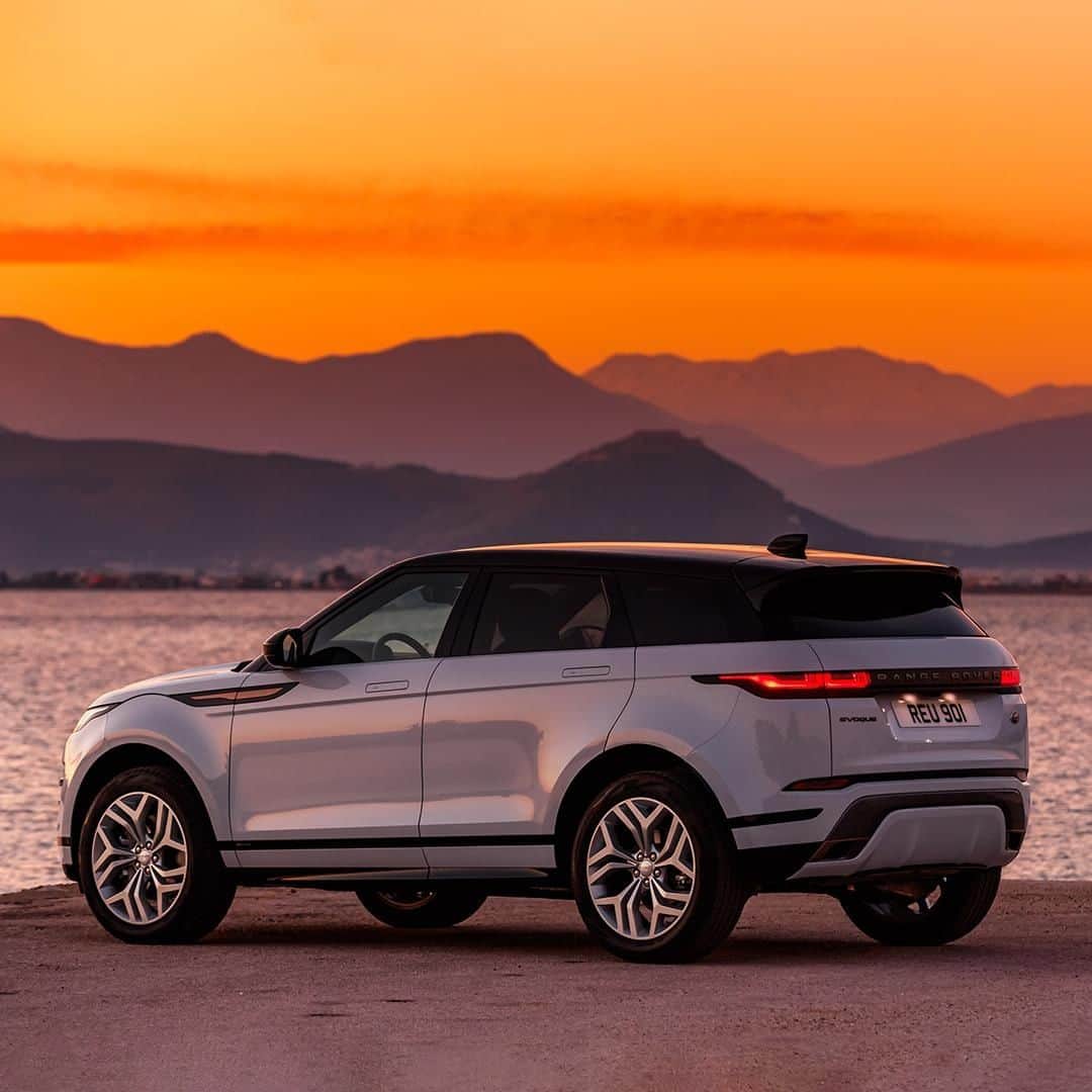 Land Roverさんのインスタグラム写真 - (Land RoverInstagram)「The dramatic silhouette of new #RangeRover #Evoque - a view to remember. Search 'new Range Rover Evoque' to build yours.  #LandRover #CompactSUV #Design #Carsofinstagram #4x4 #Luxury #Instadesign #Elegance #SustainableStyle #SustainableLiving #SustainableLuxury #Sunset #Dusk」7月26日 1時30分 - landrover
