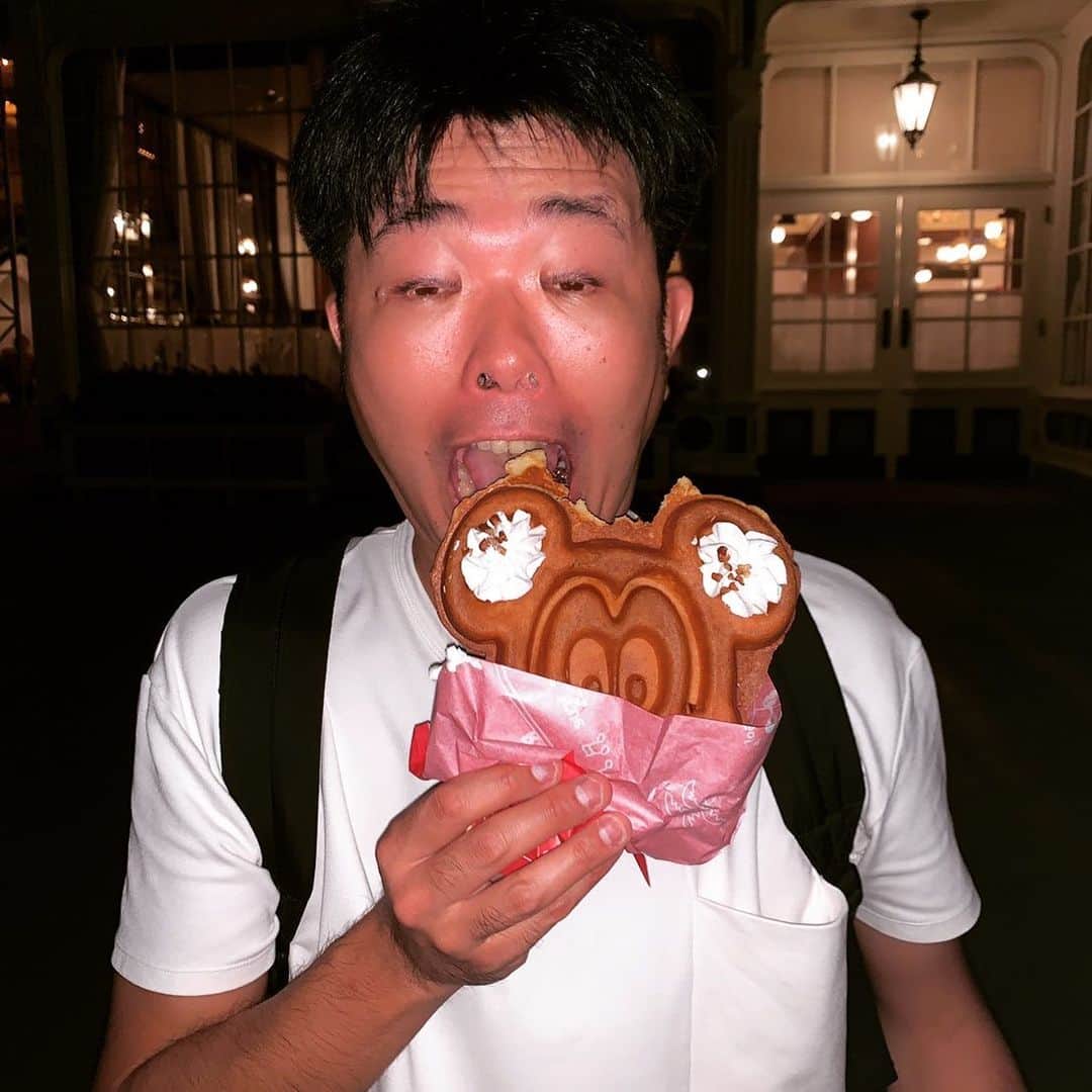 西川晃啓のインスタグラム：「気絶ワッフル 鼻の中まで写っていて気絶  #あるある探検隊#レギュラー#気絶#気絶の日々#ギャグ#ディズニーランド#ワッフル#鼻#恥ずかしい#夜#ミッキー #生クリーム」