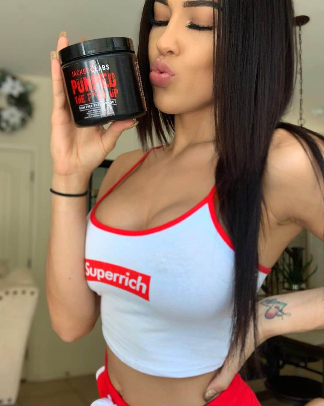 Rainey Jamesさんのインスタグラム写真 - (Rainey JamesInstagram)「Do you take preworkout before the gym? I do! I even drink this in the morning to wake the fuckkkk up because literally nothing works to give me energy except for this brand💪🏻🤪 (Plus I support anything that has “fuck” in it’s name😉) @jacked_labs」7月26日 1時38分 - badgirlraineyj