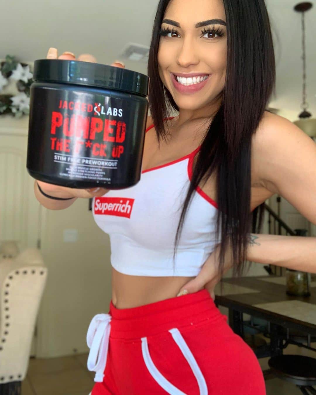 Rainey Jamesのインスタグラム：「Do you take preworkout before the gym? I do! I even drink this in the morning to wake the fuckkkk up because literally nothing works to give me energy except for this brand💪🏻🤪 (Plus I support anything that has “fuck” in it’s name😉) @jacked_labs」