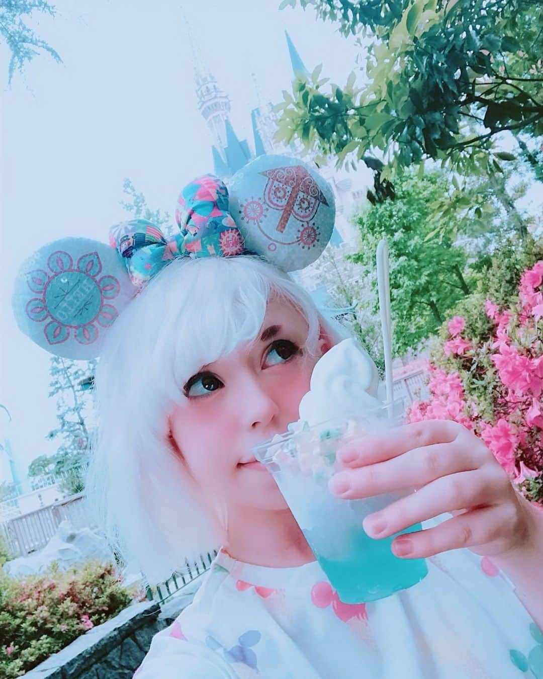 Elizabunnii エリザバニーのインスタグラム：「✨The Tokyo Disney Tanabata jelly & soft serve dessert was so so yummy~!!☀️✨💫 #disneygram #disneyfoodie #disneyfood #tokyodisney #tokyodisneyland #disneytanabatadays #disney #minnieears #東京ディズニーランド #ディズニー #ディズニー好き #ミニーカチューシャ #ディズニー七夕days #ディズニーフード」