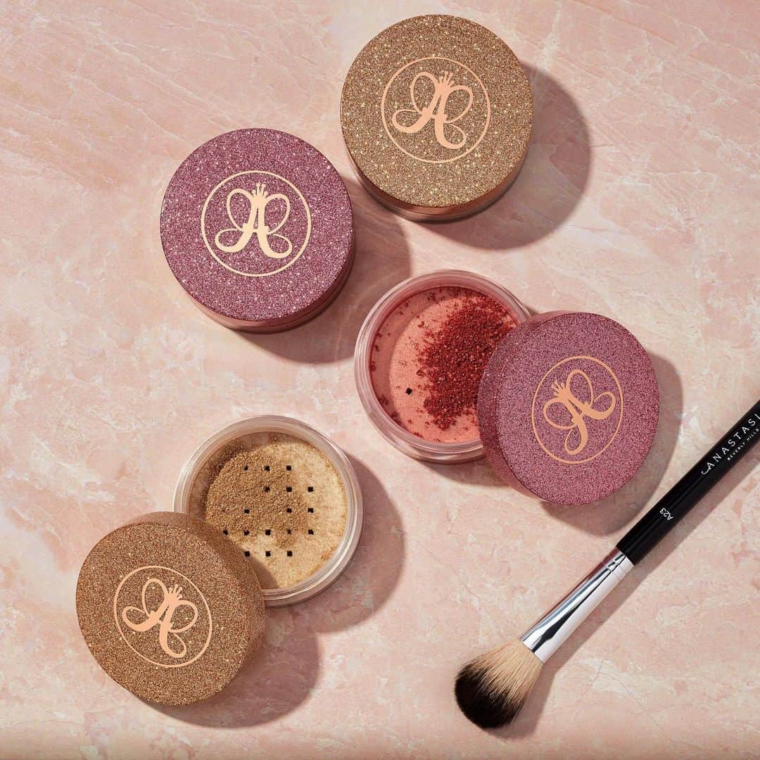 Anastasia Beverly Hillsさんのインスタグラム写真 - (Anastasia Beverly HillsInstagram)「We are also launching two new loose highlighters 😍🌟 - Vegas (white gold) - Peach Fizz (golden peach) - Swipe for swatches - anastasiabeverlyhills.com 8/6, anastasiabeverlyhills.co.uk 8/15 - Domestic 8/15 online only - International boutiques 8/16」7月26日 1時46分 - anastasiabeverlyhills