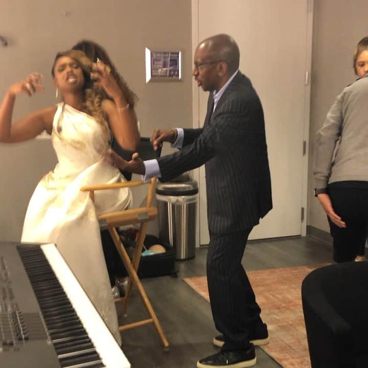 ジェニファー・ハドソンのインスタグラム：「You know your in good hands, if you got @gapmac playing for you ! And as u can see here at jhudproductions we believe in working down to the last second  @kiyahwright1 @daveshand music is business, music is love . Music is me! #gregphillinganes」