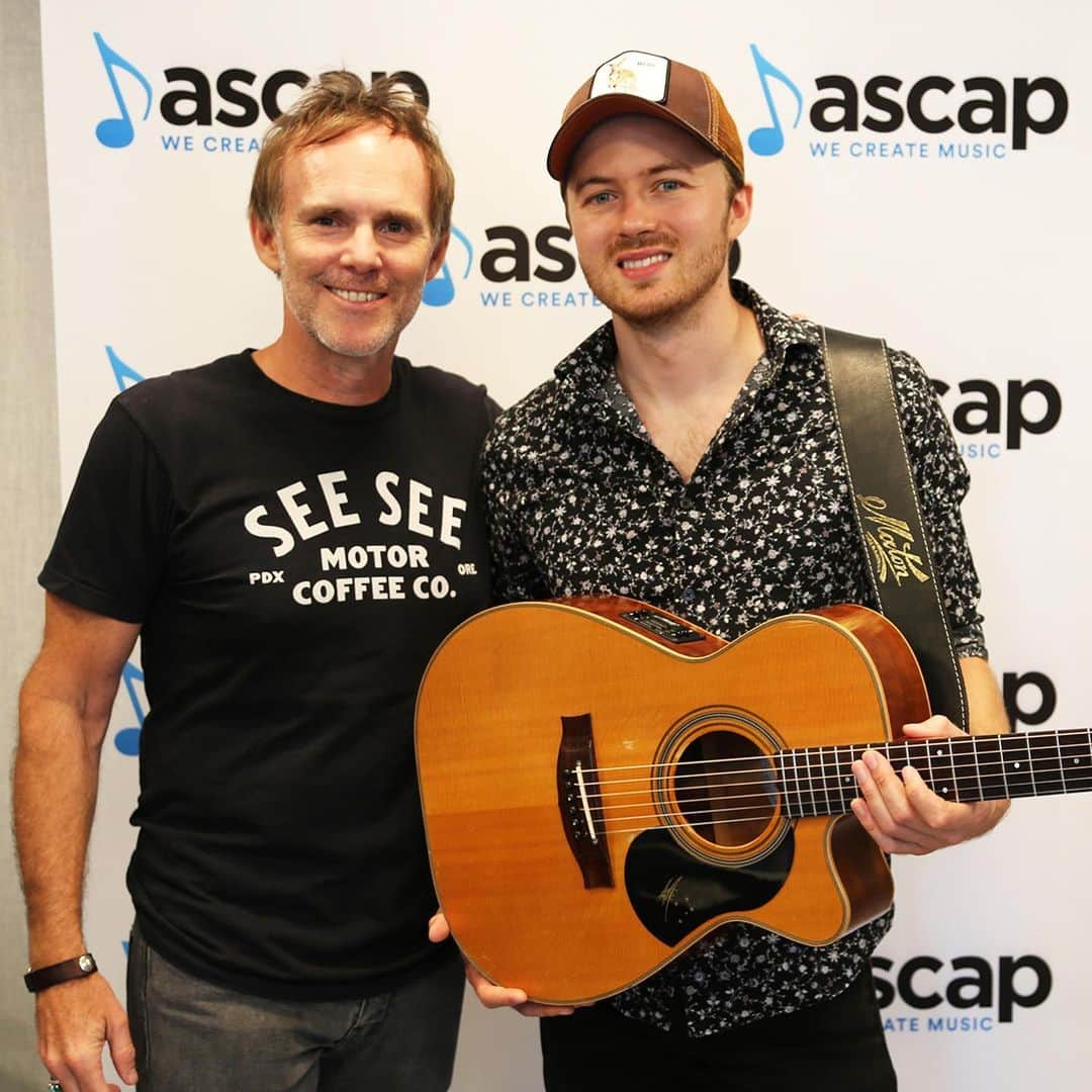 ASCAPさんのインスタグラム写真 - (ASCAPInstagram)「Have you ever played acoustic & electric guitars at the same time? @joe_robinson stopped by the #ASCAP NYC Loft & put on a killer set. Check out clips on our stories 🎸」7月26日 1時51分 - ascap