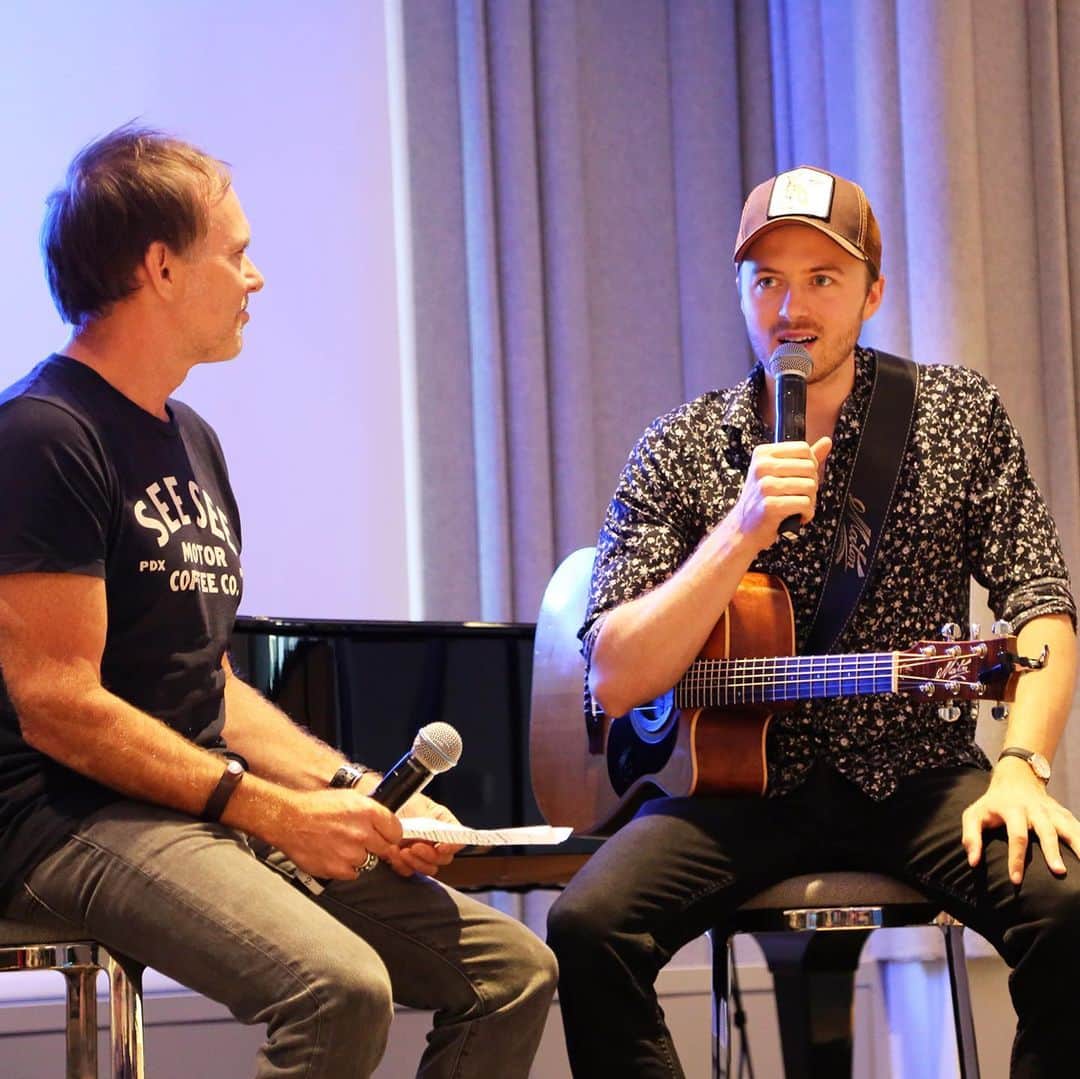 ASCAPさんのインスタグラム写真 - (ASCAPInstagram)「Have you ever played acoustic & electric guitars at the same time? @joe_robinson stopped by the #ASCAP NYC Loft & put on a killer set. Check out clips on our stories 🎸」7月26日 1時51分 - ascap