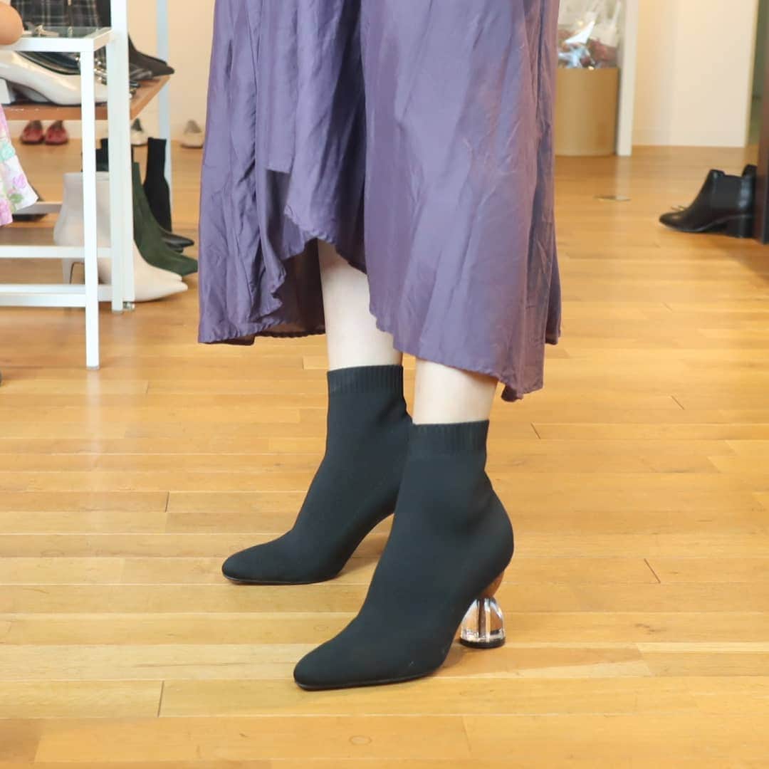 Eri Satoさんのインスタグラム写真 - (Eri SatoInstagram)「purple×whiteリンクコーデ · tops: @pierrot_shop (a1711-011679) skirt: @blancbasque shoes: @randa_pic bag: @beaure_official pierce: @rhythm_everyday · 暑すぎてこのトップスしか着られない😂 4色持ってますw スカートは @blancbasque とってもお気に入り😍今なら30%offなので WEB SHOP見てみてね💕 · この日は @aymktn__ さんと @randa_pic の秋冬展示会へ pic3、4枚目のストレッチブーツをオーダーしました！ 足首が細く見えるシルエットが素晴らしく😭 ヒール高いけど意外と安定感ありました💕 · ファミリーセールもしていて 気になっていたパール付きのサンダルをGET その場で履き替えて写真撮りましたw · #RANDA#randa展示会 #秋冬展示会#fashion#ootd#outfit#code#coordinate#style#instafashion#instagood#instalike#ファッション#コーディネート#コーデ#プチプラ#プチプラコーデ#ママコーデ#シンプルコーデ#mamagirl#locari#ママファッション #partegram#読者モデル#ママモデル #l4like#カジュアル#お洒落さんと繋がりたい#親子リンクコーデ愛好家」7月26日 2時01分 - satoeri626