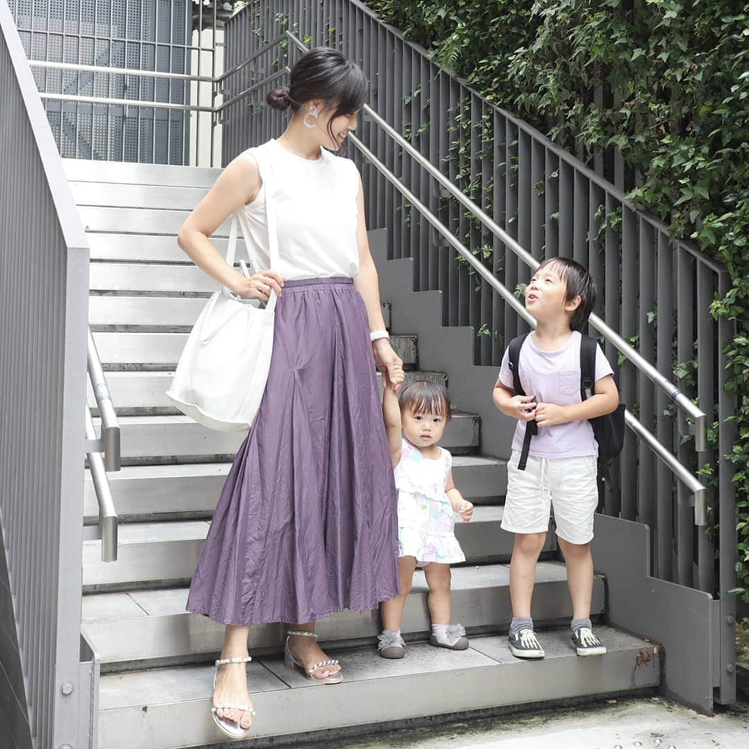 Eri Satoのインスタグラム：「purple×whiteリンクコーデ · tops: @pierrot_shop (a1711-011679) skirt: @blancbasque shoes: @randa_pic bag: @beaure_official pierce: @rhythm_everyday · 暑すぎてこのトップスしか着られない😂 4色持ってますw スカートは @blancbasque とってもお気に入り😍今なら30%offなので WEB SHOP見てみてね💕 · この日は @aymktn__ さんと @randa_pic の秋冬展示会へ pic3、4枚目のストレッチブーツをオーダーしました！ 足首が細く見えるシルエットが素晴らしく😭 ヒール高いけど意外と安定感ありました💕 · ファミリーセールもしていて 気になっていたパール付きのサンダルをGET その場で履き替えて写真撮りましたw · #RANDA#randa展示会 #秋冬展示会#fashion#ootd#outfit#code#coordinate#style#instafashion#instagood#instalike#ファッション#コーディネート#コーデ#プチプラ#プチプラコーデ#ママコーデ#シンプルコーデ#mamagirl#locari#ママファッション #partegram#読者モデル#ママモデル #l4like#カジュアル#お洒落さんと繋がりたい#親子リンクコーデ愛好家」
