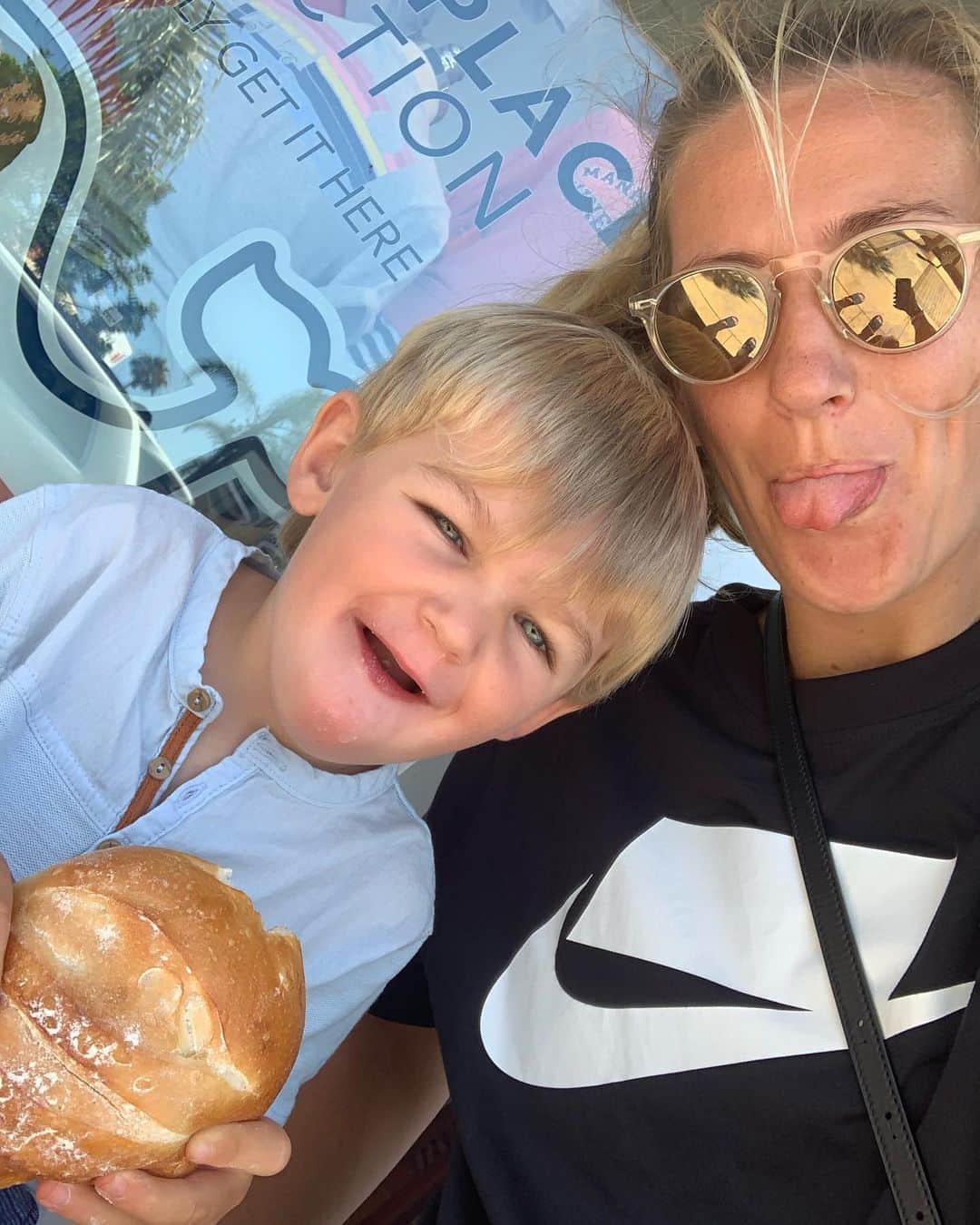 ビクトリア・アザレンカのインスタグラム：「Smiles and potato rolls 🙃 💕 👩‍👦」