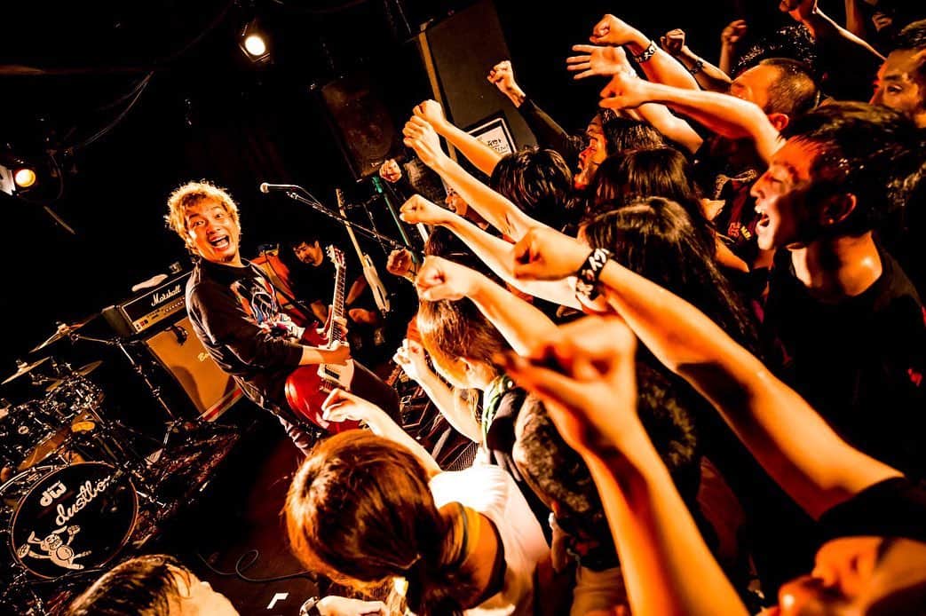 須賀真太郎さんのインスタグラム写真 - (須賀真太郎Instagram)「2019.07.24 @名古屋HUCK FINN "The Awakening TOUR" with/ Northern19  大好きなハックフィン。 初めてライブしたその時から、独特なハードコア感のある音と雰囲気が気に入ってずっと大好きなライブハウス。 昨日も灼熱で揉みくちゃで最高でしたぜよ！！ このツアーは来てくれてるみんなの熱量が高くて、俺達の楽しく演奏できてるからテンションもたかく、お互いに高め合えてて最高な空間を生んでると思う！ まだまだもっともっと熱量を上げたいぞー＼(^o^)／ 最近顔の表情の写真が多くて面白いので今回も色々上げておきます（笑） 顔が覚醒してますね（The Awakening）☆ photo by @naoto_iwabuchi_」7月26日 1時57分 - sugacurry