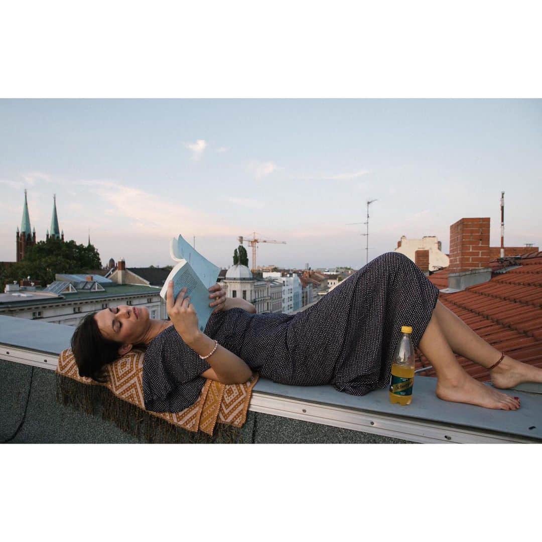 アナ・ウラルのインスタグラム：「Cum umblu eu prin librării secrete și găsesc cărți semnate de autorii lor. Astăzi, Michel Tournier. Am învins! Relaxare deasupra orașului cu #ananassibusuioc. #pentrunoroc #jesuissnob #himmeluber #Schweppes #combinatiineasteptate #ad」