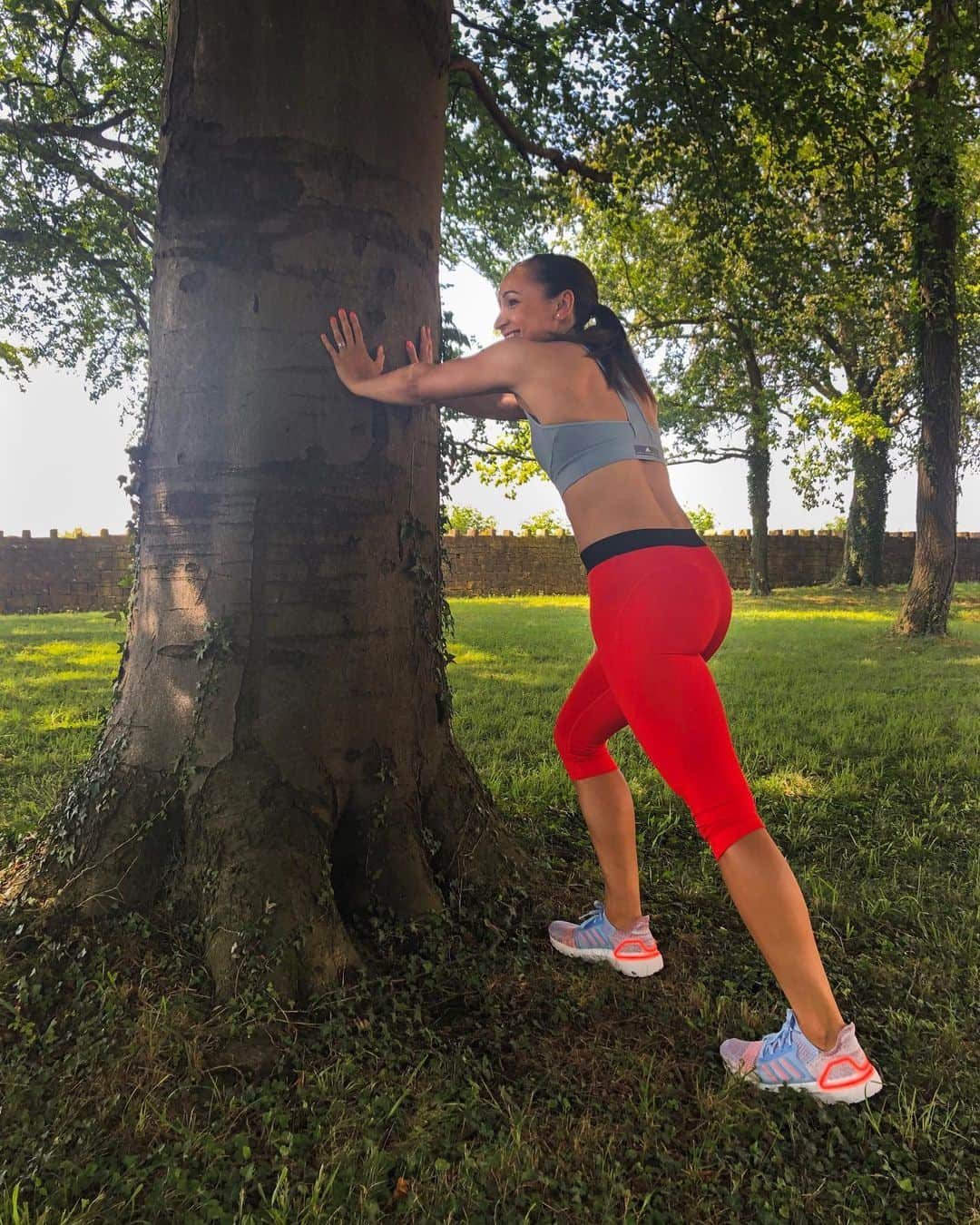 ジェシカ・エニス＝ヒルさんのインスタグラム写真 - (ジェシカ・エニス＝ヒルInstagram)「Stretching after today’s early morning run in the sun, wearing my new @adidasrunning #UltraBOOST 🏃🏽‍♀️🔥 #createdwithadidas」7月26日 2時17分 - jessicaennishill