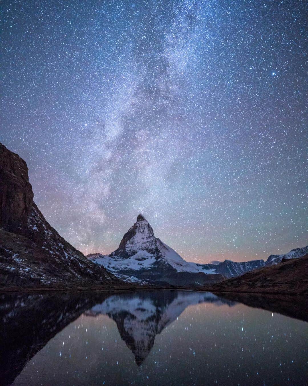クリス・バーカードのインスタグラム：「This September I’ll be heading back to Switzerland to spend some time in the alps. I pick a work trip every year that is a bit more focused on reflection & reconnection with nature than photography. I can’t imagine a better place than the On Mountain Hut.  It’s one of those rare opportunities where I get to invite some people along for the journey and literally turn over the keys so you can enjoy the @on_running Mountain Hut.  If you want to join.. check out my bio link to enter or here https://bit.ly/2XTjKw0」