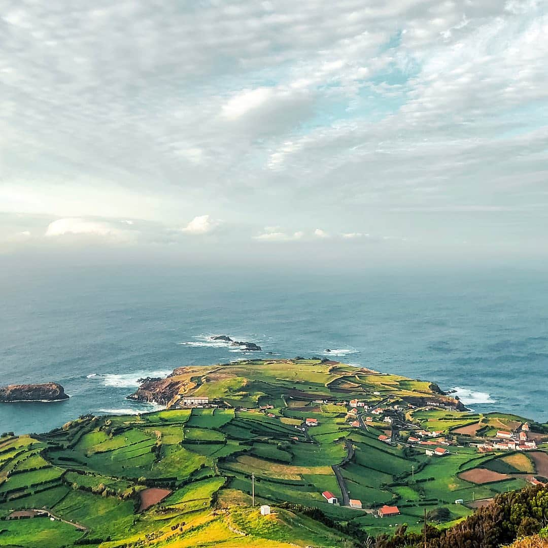 appleさんのインスタグラム写真 - (appleInstagram)「“The sun-soaked, patchwork fields of the Azores.” #portugal #ShotoniPhone by Aleksandra M. @lekarkawpodrozy」7月26日 2時26分 - apple