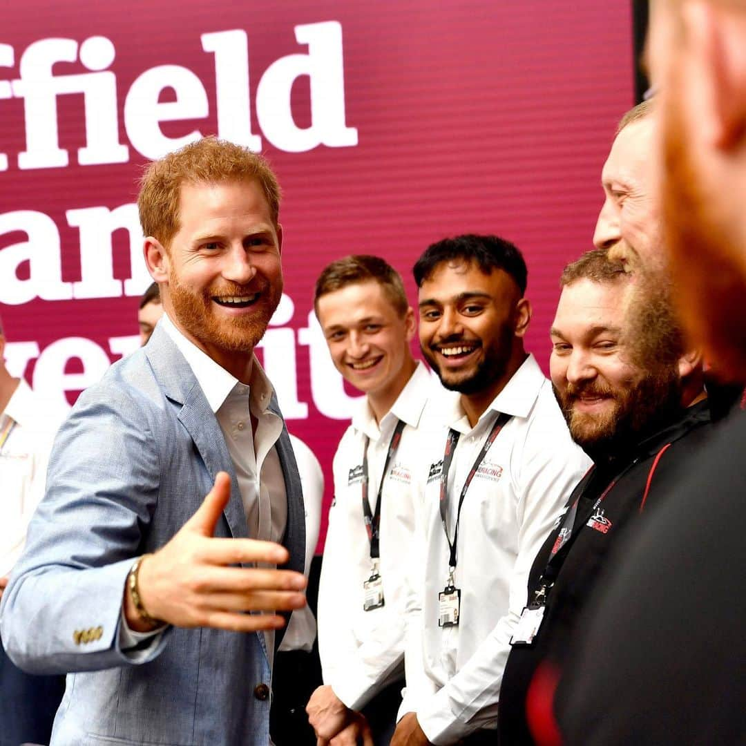 英ヘンリー王子夫妻さんのインスタグラム写真 - (英ヘンリー王子夫妻Instagram)「The Duke of Sussex made a special visit to Sheffield today to see workers, academics and students doing their part to help their community. At Sheffield Children’s Hospital, The Duke supported the opening of a new wing that extends the resources available to patients and their families. This was an especially meaningful visit both publicly and personally as The Duke signed the visitors book that his mother, Diana Princess of Wales signed in 1989.  At Sheffield Hallam University The Duke celebrated the incredible teaching and research staff and saw firsthand their Virtual Reality rehabilitation project. He also met with youth activists and academics working with the World Health Organisation and the UN to develop new technology to assist in aid work during crises around the world.  Today was a prime example of just how many people work tirelessly behind the scenes to make this world better for others. We all have the opportunity to do something impactful every single day. “Nature needs your care. Animals need your attention. People need your light. The world needs your love... How can you make a difference in the world? Help one person at a time.” Matshona Dhliwayo  Photo©️PA images / Empics - Doug Peters」7月26日 2時30分 - sussexroyal