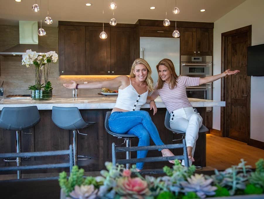 ミカエラ・シフリンのインスタグラム：「So excited to finally unveil my new house this morning on the @todayshow in @nmoralesnbc’s new “At Home with Natalie” series (link in profile)‼️ I’d like to give a big THANKS to all the local businesses who were involved in making my dream home come true. Namely, the builder Jim Guida and Alvarro Carrillo for all of their ingenuity in managing to incorporate my every request (while I was traveling and competing across the world, no less!) into this incredible and superiorly eco-friendly home. Donna Arenschield + Nancy Rehder (@homeoutfittersvail) for their assistance and patience with helping custom design my home and helping me achieve the look and feel of my “Mountain Modern-Euro- Alpine” taste 😊. Of course, @arrigoniwoods, for their indescribable influence on the soul of my home with their incredibly unique European wood floors and reclaimed wood features throughout my home. @closet_factory_colorado-for making my custom closet and organizational life dreams come true. Thanks to Colorado Pool + Spa Scapes for the “therapy pool” which keeps me relaxed, “centered" and pain-free. Finally, thank you to the one and only Natalie Morales, for telling my story and always being so wonderful to work with, and above all else - genuine. To all the people who contributed to this project - you all know who you are but I can’t mention every name, THANK YOU!! I love my new house; it’s my sanctuary AND THANK YOU for all of your kindness and support of my skiing!! 🙏🤗👏😊🏡🥰 📷: @brentbinghamphoto」