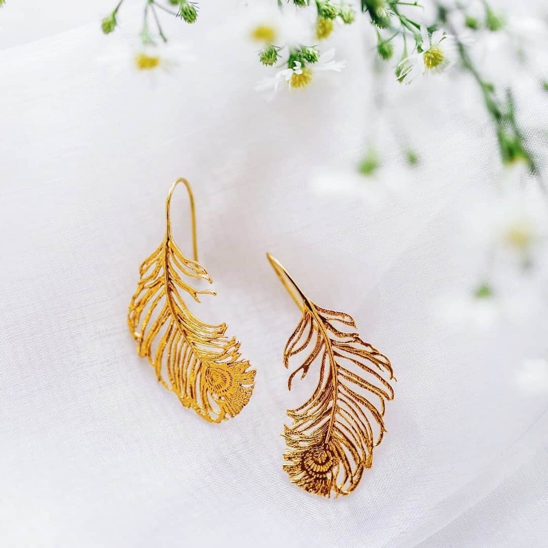 アレックスモンローさんのインスタグラム写真 - (アレックスモンローInstagram)「Peacock Feather Earrings 🦚 A summer favourite by our lovely Stockists @robertsjewellers ✨ #AlexMonroe #HandmadeinEngland」7月26日 2時50分 - alexmonroejewellery