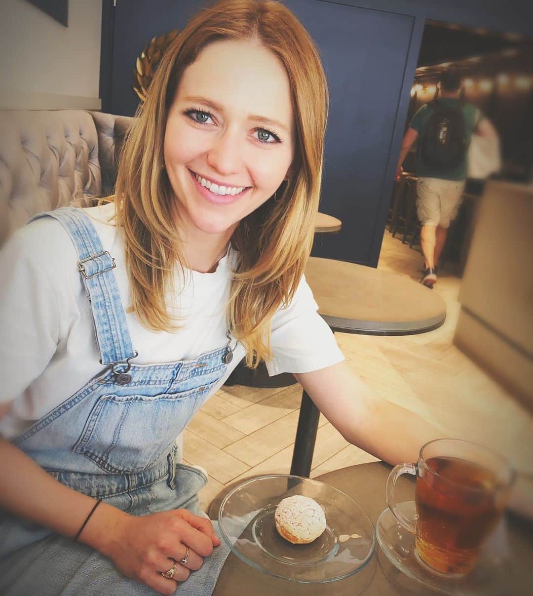 ジョアンナ・ブラッディのインスタグラム：「Living my best life at @mahzedahrbakery ❤️」