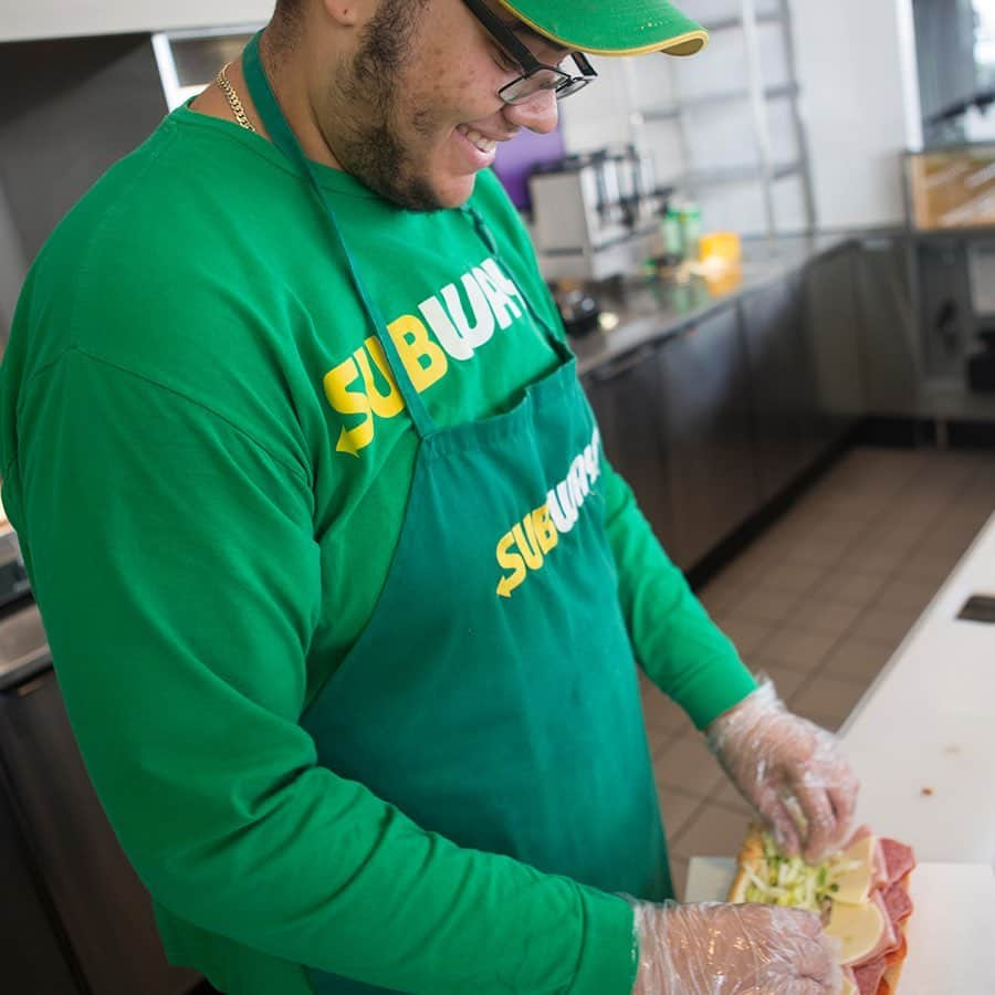 Official Subwayさんのインスタグラム写真 - (Official SubwayInstagram)「Share the love for your favorite Sandwich Artist! #NationalCulinariansDay 💛💚💛💚」7月26日 3時03分 - subway