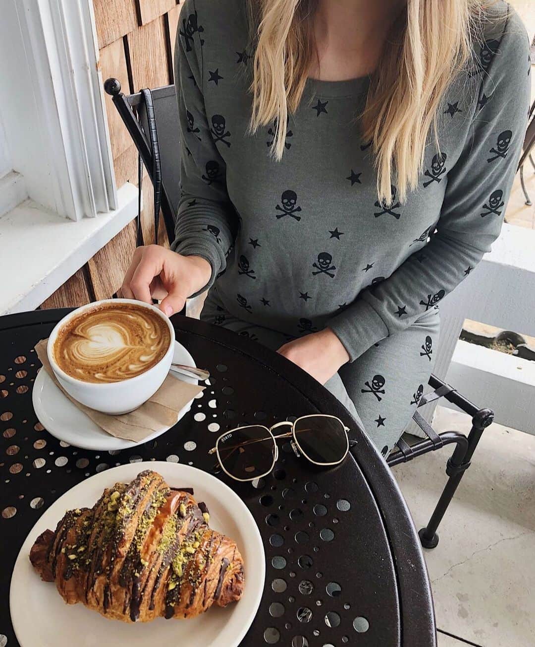 チェイサーのインスタグラム：「I'm a morning person as long as my mornings look like this 😍 ☕️ via @samanthakite #chaserbrand」