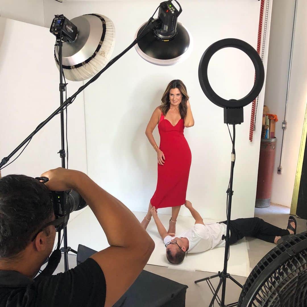 ファチマ・ベルナルデスのインスタグラム：「#TBT dos bastidores de uma sessão de fotos para a #revistamanequim. É assim que o vestido fica bem esticadinho, o cabelo “voa” e a saia balança. E não é que funciona...#ficaadica」