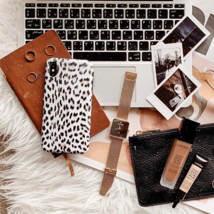 VELVETCAVIARさんのインスタグラム写真 - (VELVETCAVIARInstagram)「Can you spot our current favorite case? 😉🐆🐾⠀⠀⠀⠀⠀⠀⠀⠀⠀ Our Snow Leopard Case comes with a matte finish and a matching black bumper for added protection against drops. Available for iPhone and Samsung. Get yours @velvetcaviar. #velvetcaviar #leopard ⠀⠀⠀⠀⠀⠀⠀⠀⠀ 📸: @lelondonchic」7月26日 3時01分 - velvetcaviar