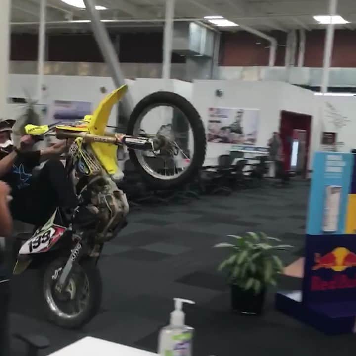レッドブルのインスタグラム：「There’s always that person who’s too loud in the office 😂 🏍 @travispastrana  #motorcycle #motocross #cubelife #mx #redbull #givesyouwings」