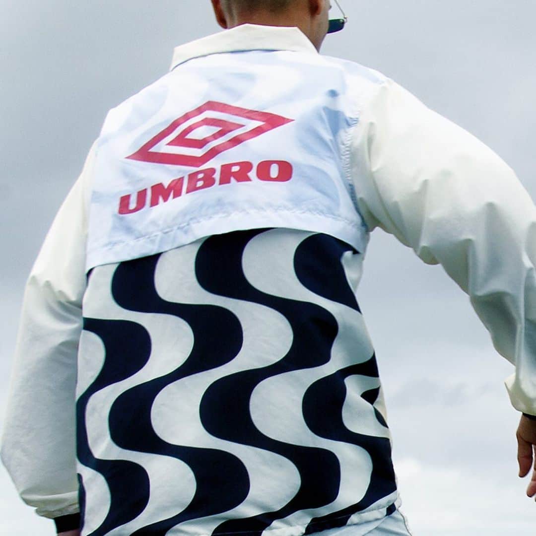 UMBROさんのインスタグラム写真 - (UMBROInstagram)「Umbro x @kinfolklife is available now. The collection is based around classic sportswear inspired by the youth of Rio De Janeiro 🇧🇷. Shot by @RicardoBeliel. Visit www.umbro.com for more information . . #umbro #kinfolklife #kinfolk #streetstyle #streetwear #streetfashion #riodejaneiro」7月26日 3時08分 - umbro