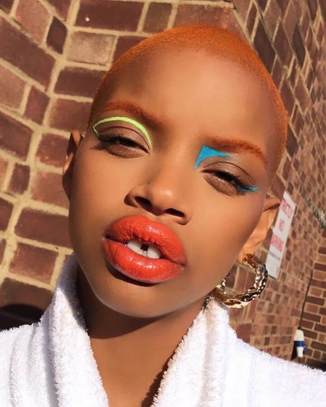 ELLE Magazineさんのインスタグラム写真 - (ELLE MagazineInstagram)「We interrupt your #HotGirlSummer to bring you some important news: Neon eyeliner is officially thee beauty look of the season. Smoky eyes found dead in a ditch. Click the link in bio to find out how to wear the neon eyeliner trend: from beginner to advanced. #regram @hkassel」7月26日 3時09分 - elleusa