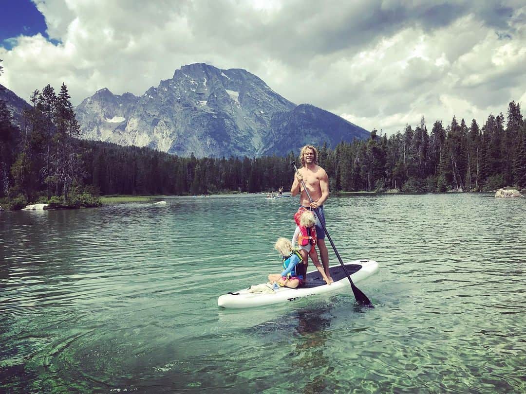 のインスタグラム：「Hold my calls. #dadlife #beherenow #happinessisthejourney #outside #naturecalls」