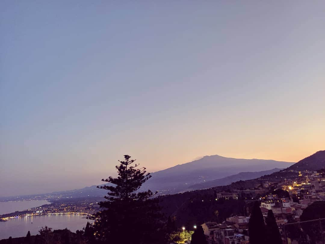 ジョン・レジェンドさんのインスタグラム写真 - (ジョン・レジェンドInstagram)「Dressing room view before showtime in Taormina, Sicily」7月26日 3時38分 - johnlegend